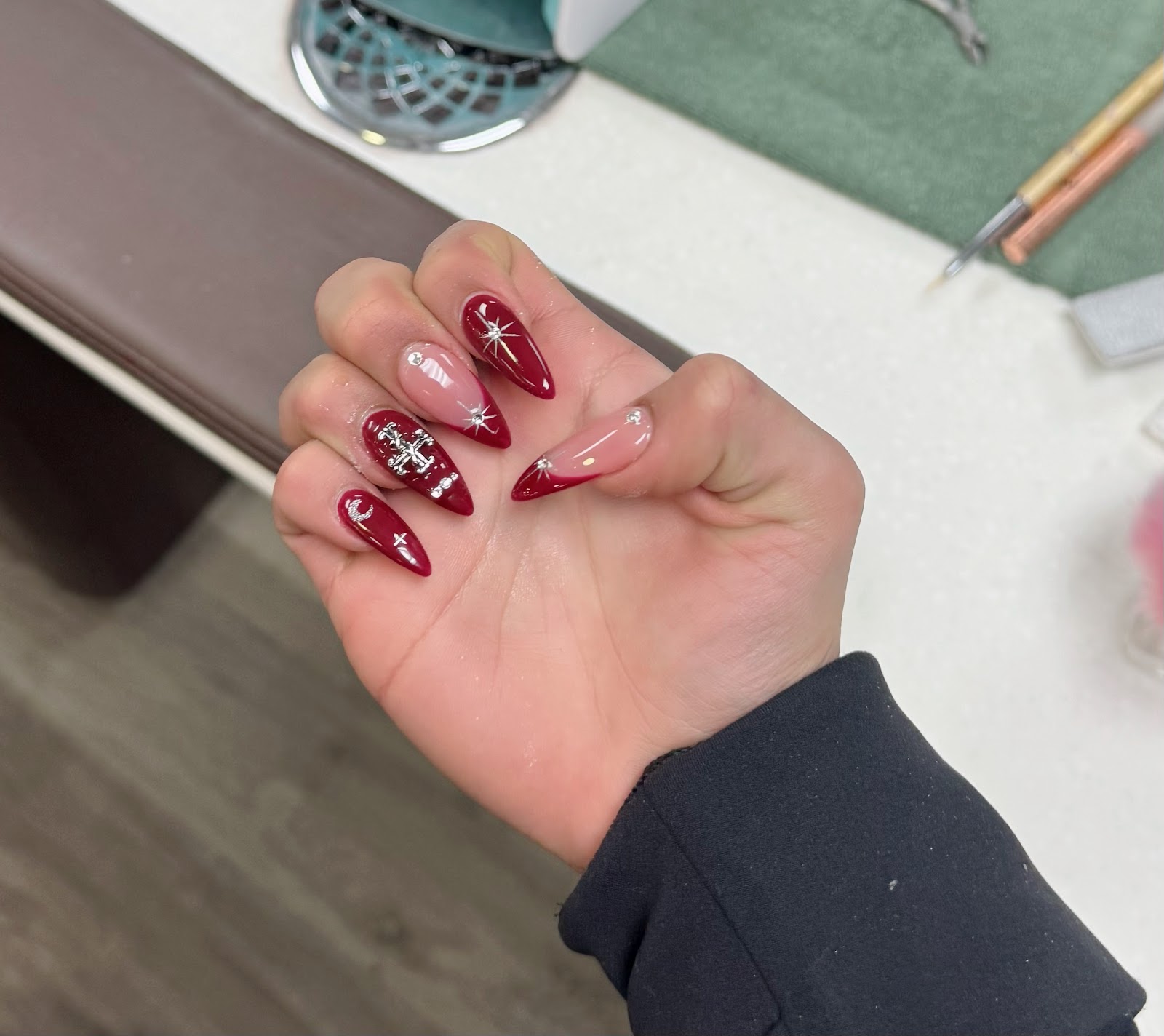 LA Nails logo